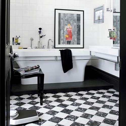 baño blanco y negro con pisos ajedrez