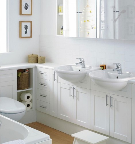 baño color blanco con canastas decorativas