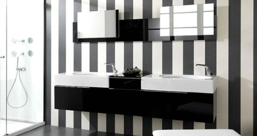baño con paredes a rayas blanco y negro
