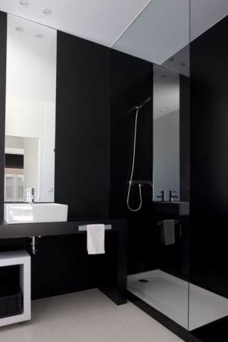baño con paredes color negro