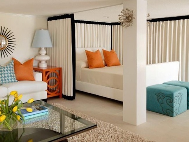 dormitorio decorado con acentos naranja y turquesa