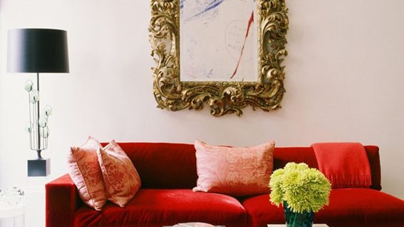 sala decorada sofá rojo