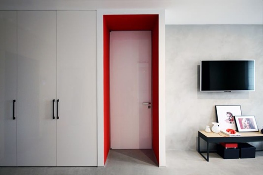 apartamento decorado rojo, blanco y negro