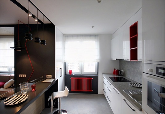 apartamento decorado rojo, blanco y negro