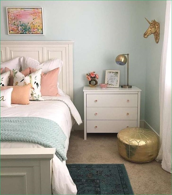 suave dormitorio decorado en celeste y rosa