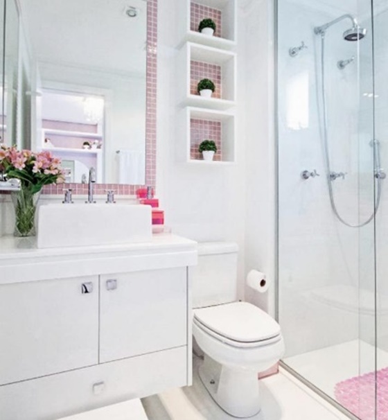 baño blanco con acentos en rosa