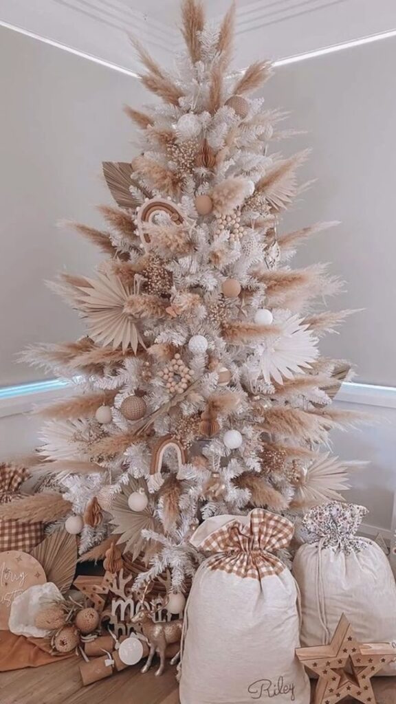 arbol de navidad blanco decorado con tonos naturales